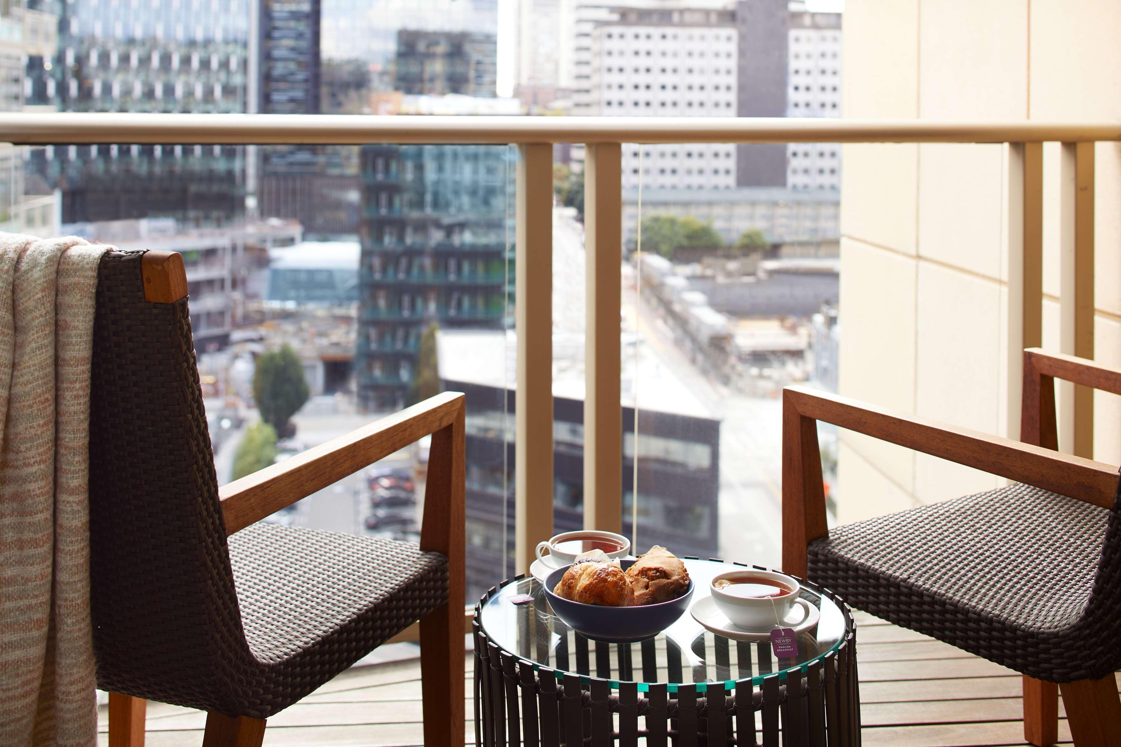 1 Hotel Seattle Exteriér fotografie A balcony at the hotel