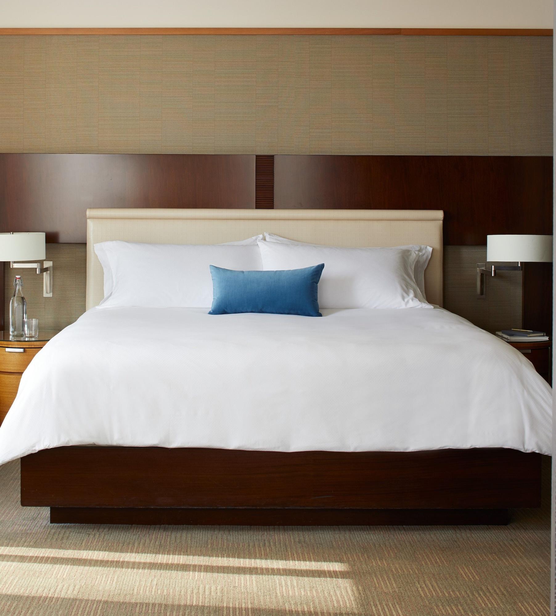1 Hotel Seattle Exteriér fotografie A bed with a duvet